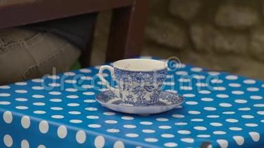 桌子上有一个茶杯及其配套的茶托